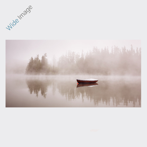 Boat on the lake at morning fog (새벽 호수의 보트) - 와이드